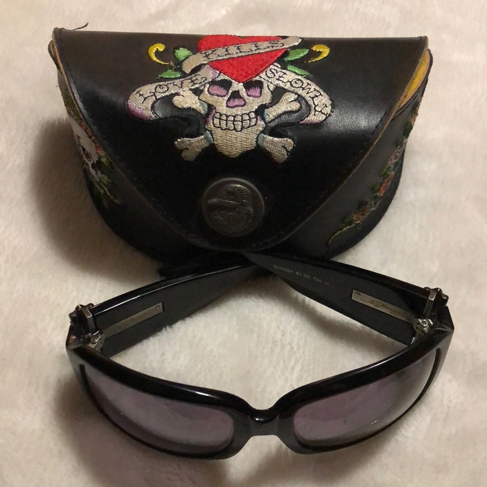 Ed hardy skull and roses sunglasses with case